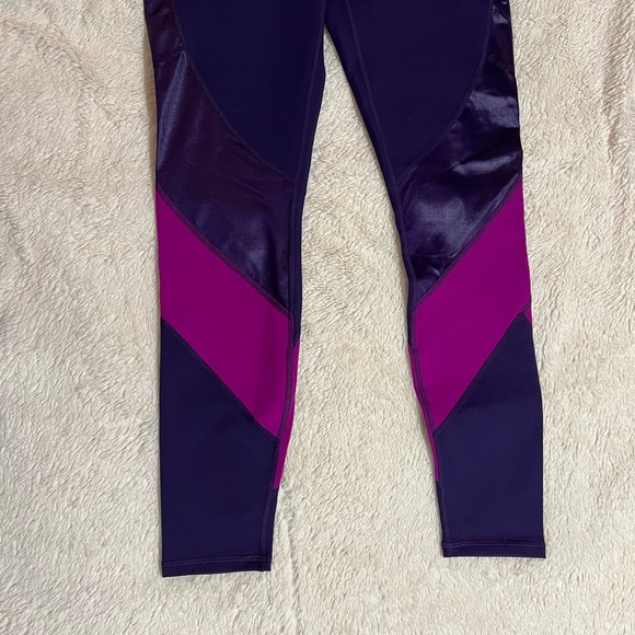Fabletics Salar Statement Powerhold Legging Plum/Tulip Medium NWOT - Picture 10 of 12